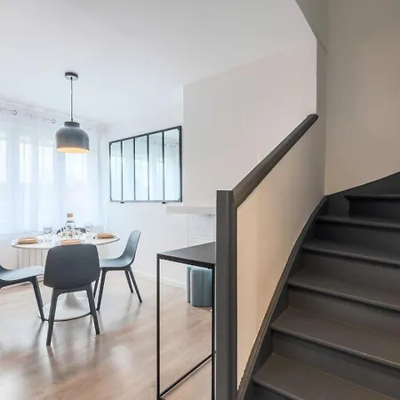 Renovated 2-bedroom Duplex Near Metro. Apartment *