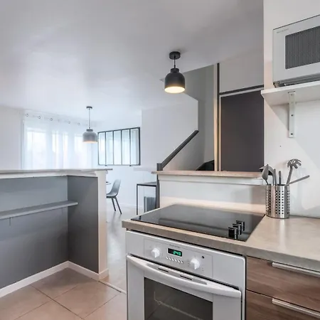 Apartment Renovated 2-bedroom Duplex Near Metro. *