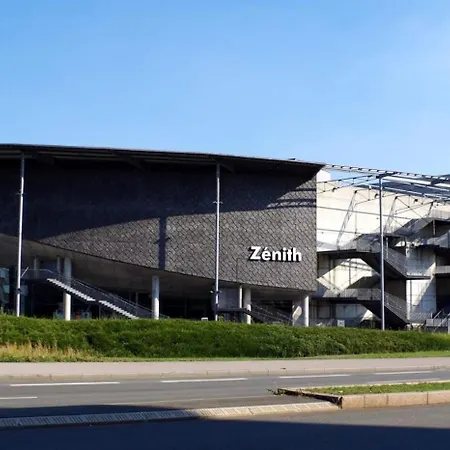 Renovated 2-bedroom Duplex Near Metro.