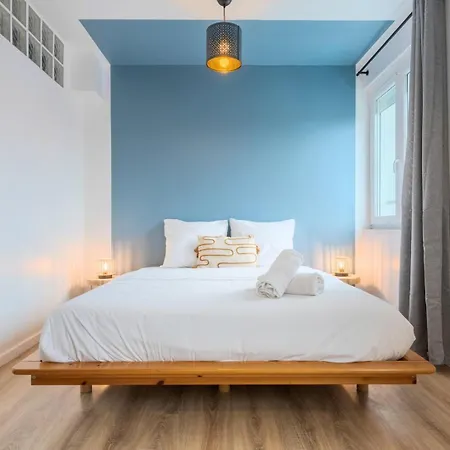 Renovated 2-bedroom Duplex Near Metro. Apartmán *