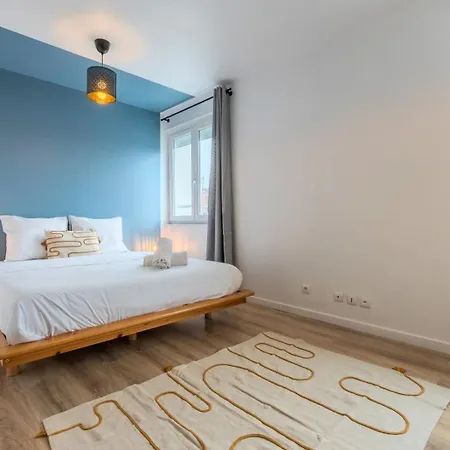 Renovated 2-bedroom Duplex Near Metro. Apartmán *