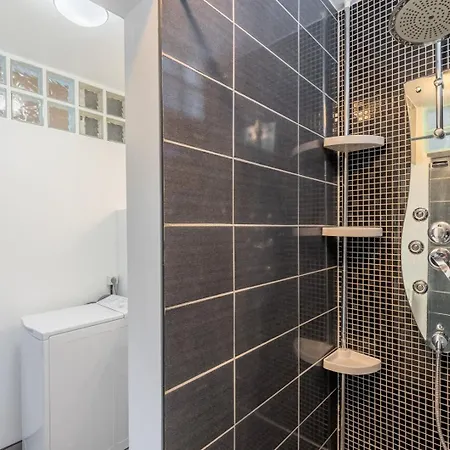 Renovated 2-bedroom Duplex Near Metro. Apartment *