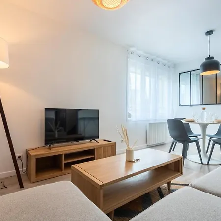 Apartment Renovated 2-bedroom Duplex Near Metro.