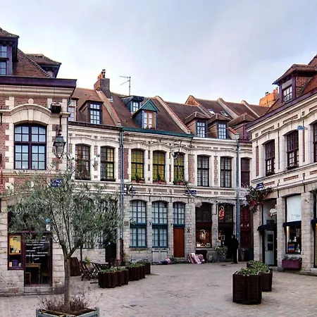 Renovated 2-bedroom Duplex Near Metro. Lille