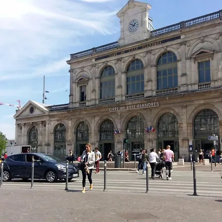 Renovated 2-bedroom Duplex Near Metro. Apartmán *