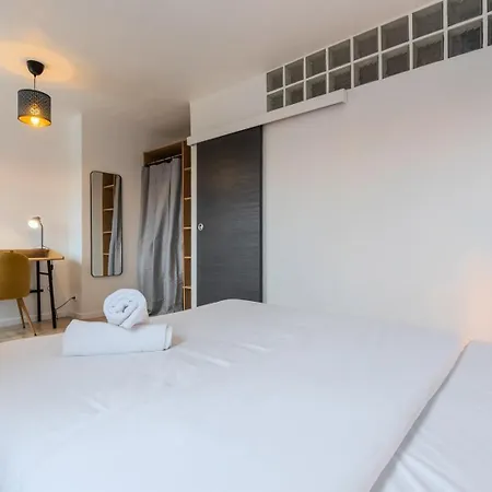 Renovated 2-bedroom Duplex Near Metro. شقة