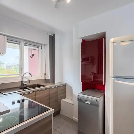 Renovated 2-bedroom Duplex Near Metro. شقة